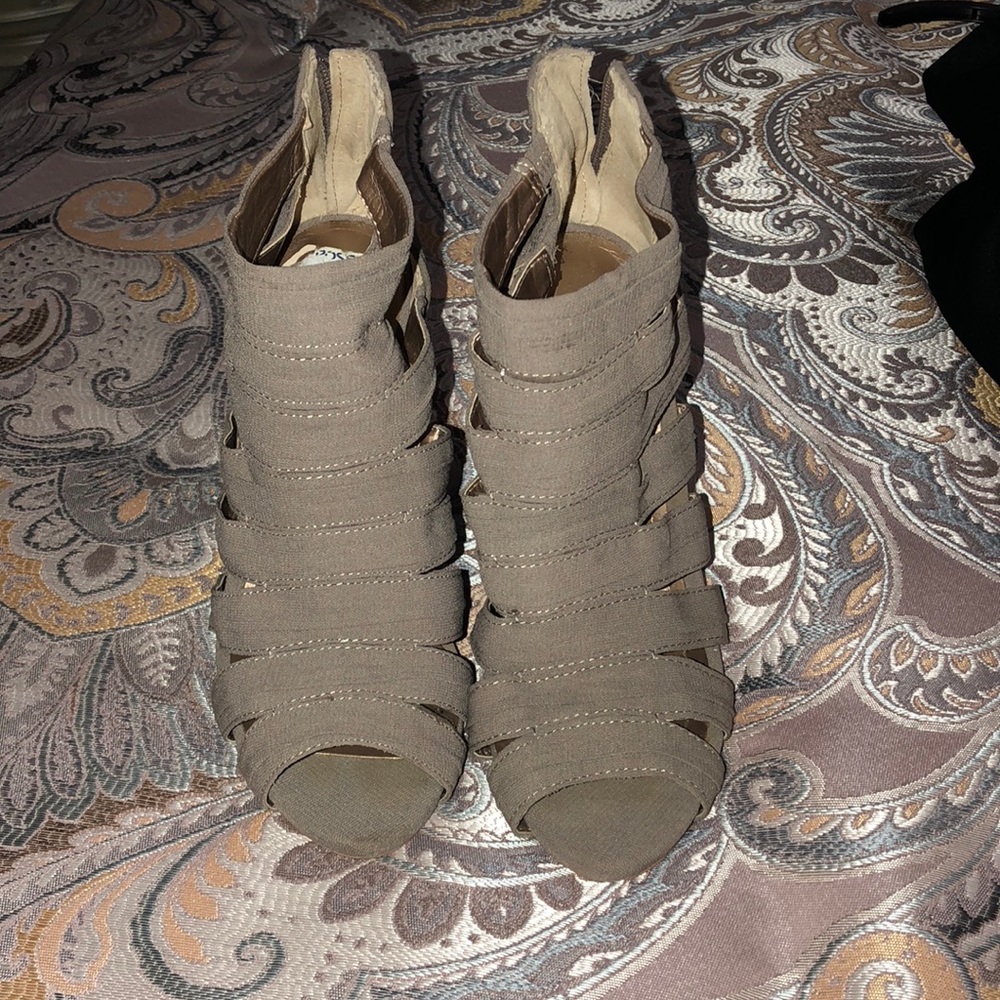 Heels - Picture 2 of 4